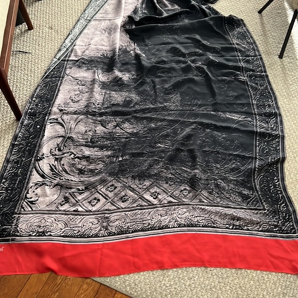 $225 new with tags Satomi saree baroque pattern with red trim 100% silk - Picture 4 of 11